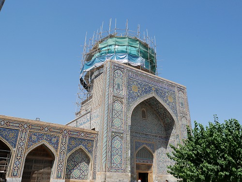 サマルカンドのレギスタン広場に建つティラカリ・メドレセ