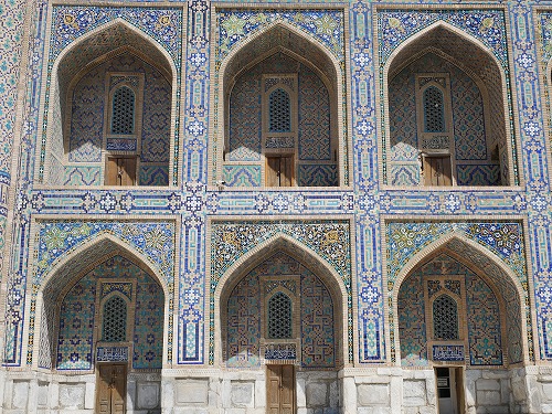 サマルカンドのレギスタン広場に建つティラカリ・メドレセの中庭