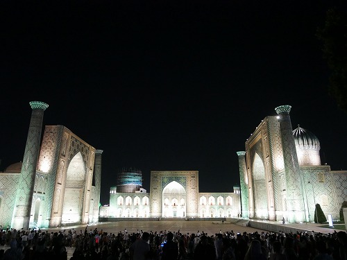 ライトアップされたレギスタン広場