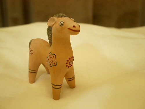 レギスタン広場のメドレセ内の土産物店で購入した馬の置物