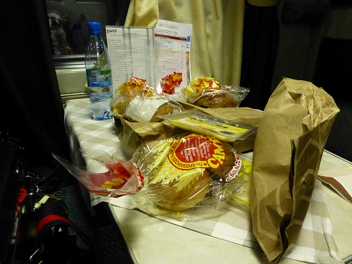 ロシア国鉄の寝台列車での朝食