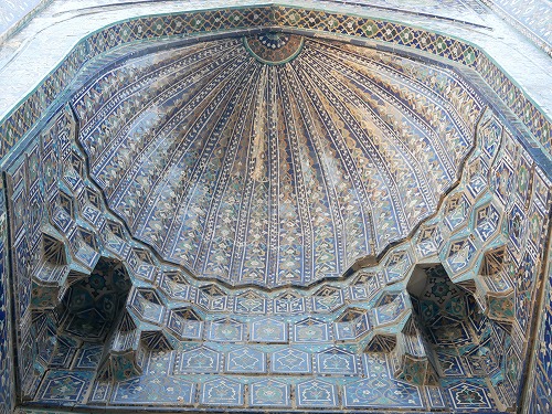 シャーヒズィンダ廟群にあるシャーディムルク・アカ廟のムカルナス