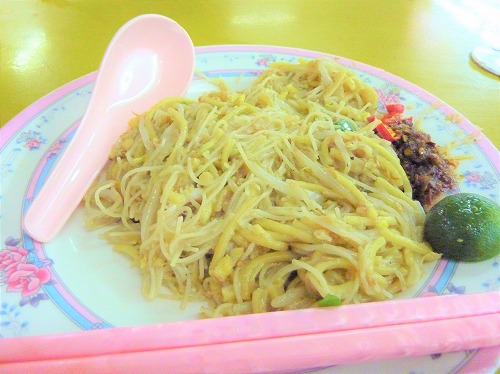 シンガポールのゴールデンマイルフードセンターにある海南福建炒蝦麺で注文したホッケンミー