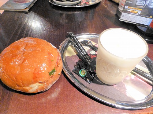 ロシア・サンクトペテルブルクのラドーガ駅のカフェで注文したハンバーグとコーヒー