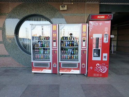 ロシア・サンクトペテルブルクのラドーガ駅の自販機