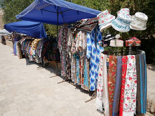 お土産として売られているスザニ刺繍の服や帽子