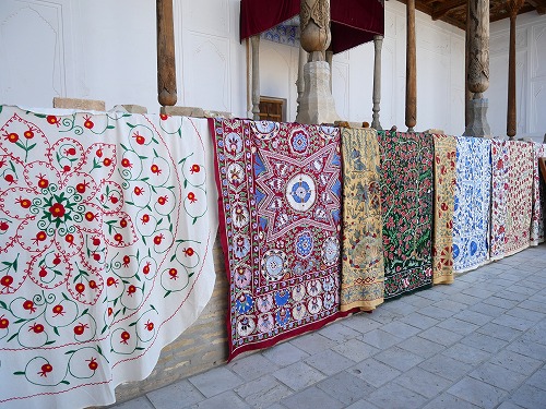 お土産として売られているスザニ刺繍の壁掛け