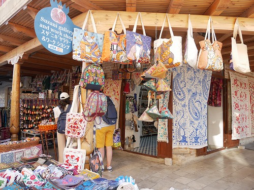 ブハラのスザニ刺繍店｢スザニギャラリー＆ワークショップ｣の店頭