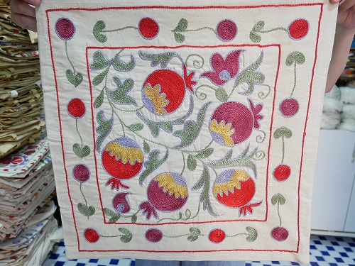 ブハラのスザニ刺繍店｢スザニギャラリー＆ワークショップ｣で購入したクッションカバー