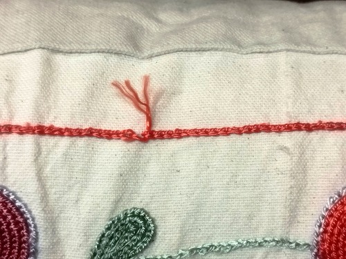スザニ刺繍クッションカバーの手縫いの目印の結び目