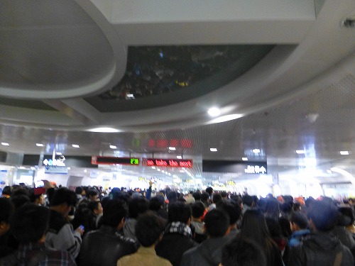 台北でのカウントダウン後の地下鉄の駅の様子