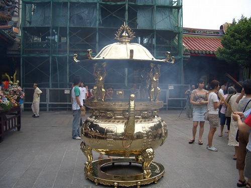 台湾・台北の龍山寺の香炉