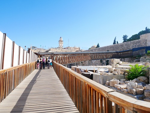 エルサレム(イスラエル)の神殿の丘へ向かう木製の通路