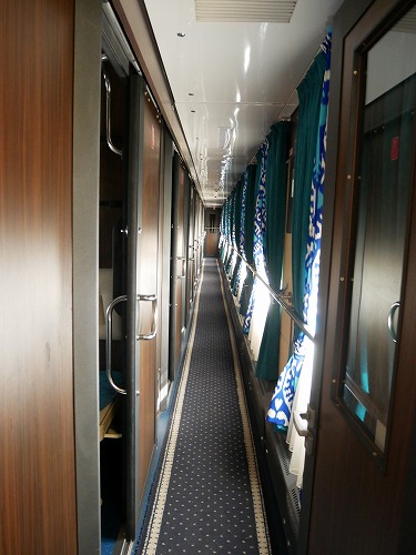 ウズベキスタンの寝台列車(7号車)の廊下