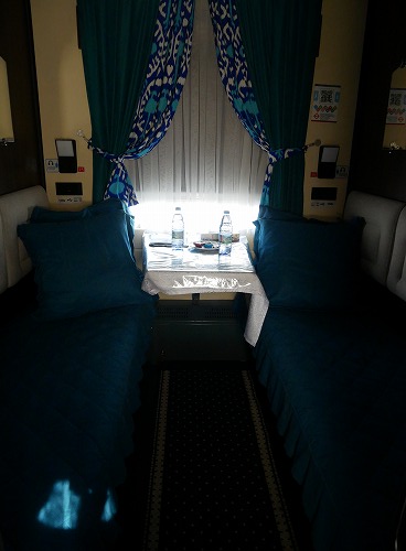 ウズベキスタンの寝台列車の1等席(室内)