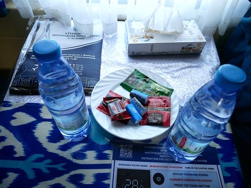 ウズベキスタンの寝台列車の1等席(テーブル)