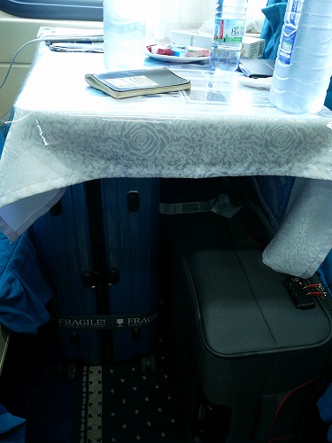 ウズベキスタンの寝台列車の1等席(テーブル)