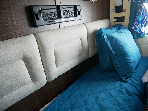 ウズベキスタンの寝台列車の1等席(ソファーベッド)