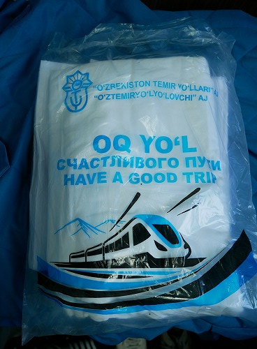 ウズベキスタンの寝台列車の1等席(シーツ)