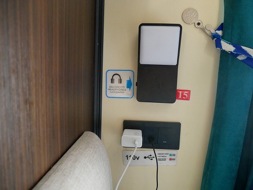 ウズベキスタンの寝台列車の1等席(コンセント＆USBポート)