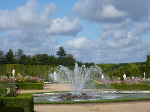 フランス・ベルサイユ宮殿の庭園にある噴水