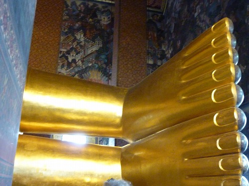 タイ・バンコクのワットポーの涅槃仏の足