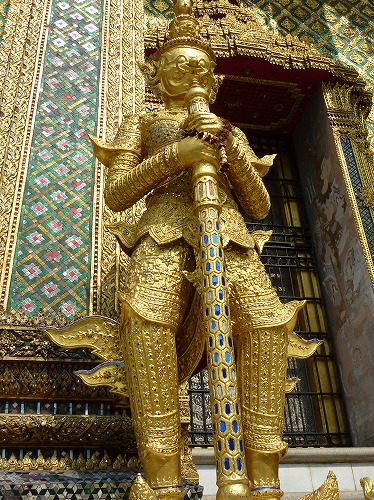 タイ・バンコクのワットプラケオ内部の金色の像